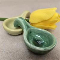 lysegroent-groent-aegge-baeger-keramik-med-haandtag-retro-aeggeholder